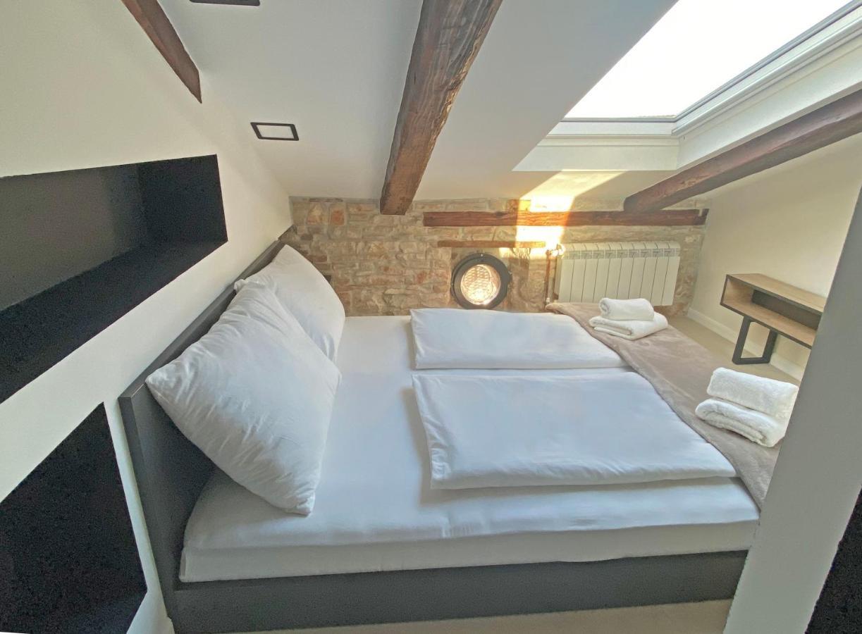 Castropola Views With Private Parking Apartment Luaran gambar