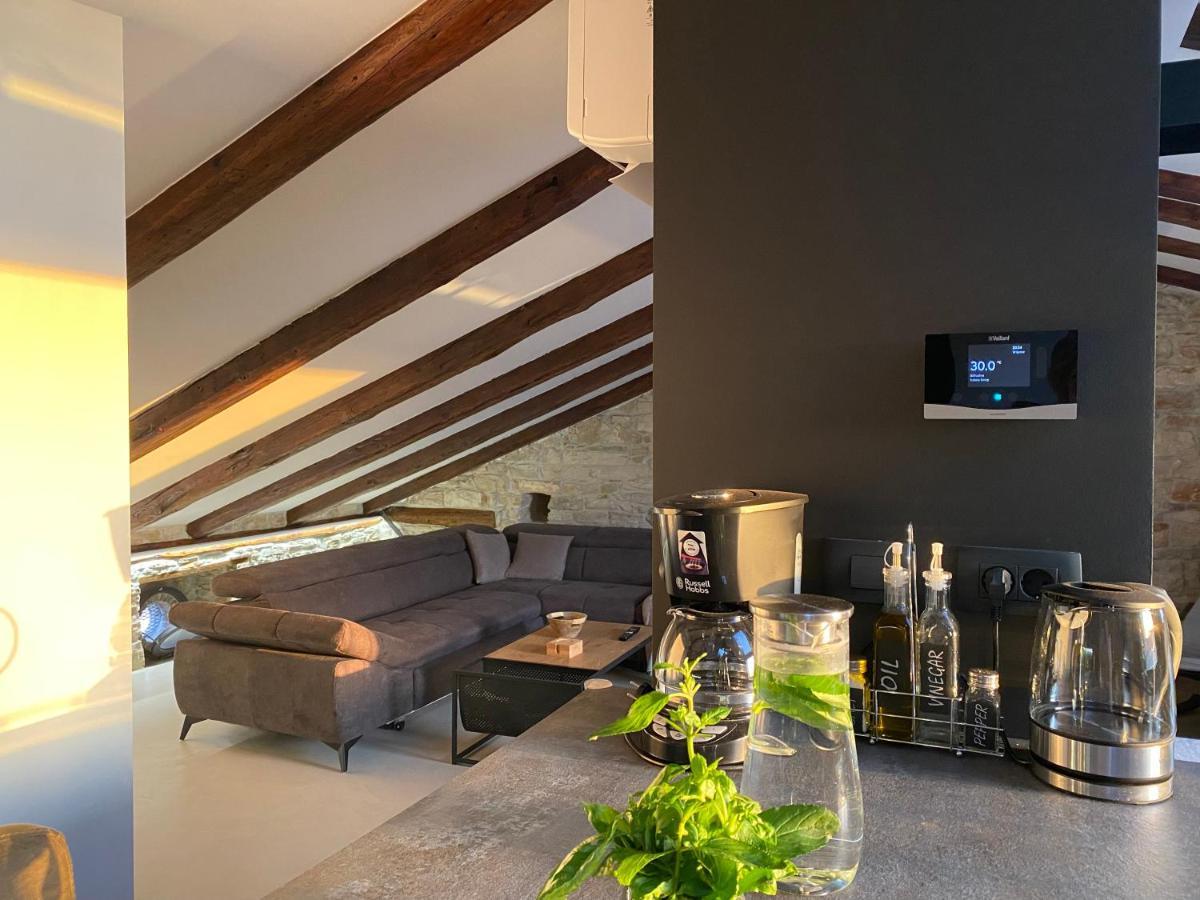 Castropola Views With Private Parking Apartment Luaran gambar