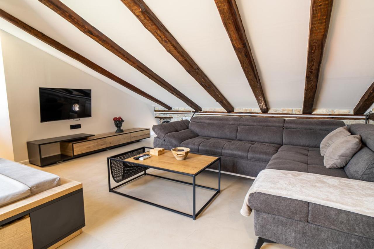 Castropola Views With Private Parking Apartment Luaran gambar