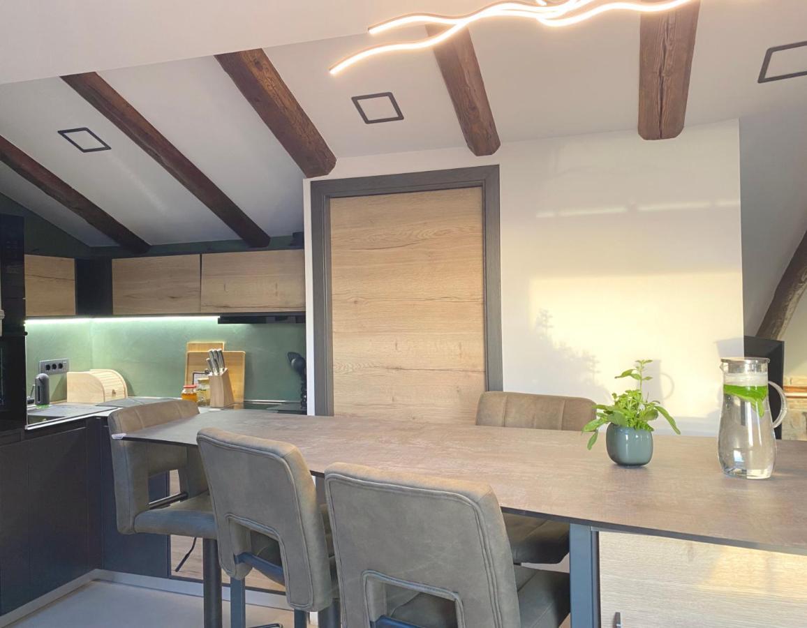 Castropola Views With Private Parking Apartment Luaran gambar