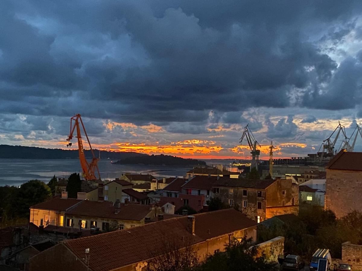 Castropola Views With Private Parking Apartment Luaran gambar